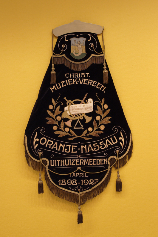 Vaandel van de Christelijke Muziek-Vereeniging 'Oranje-Nassau', Uithuizermeeden